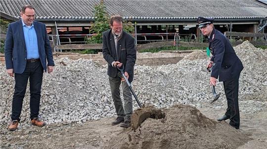  Ingo Henze, Langelsheims Bürgermeister, Rainer Hoffmeister, der stellvertretende Ortsbürgermeister und Ortsbrandmeister Stefan Rühmann setzen den ersten Spatenstich für das neue Feuerwehrhaus.