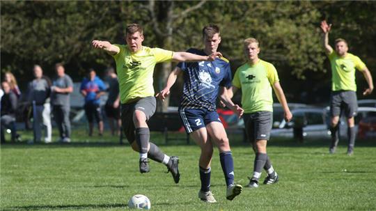Langelsheims Christopher Ahrens (l.) ist in dieser Szene schneller als Mathis Heine von der SG Wolfshagen/Lautenthal, die 0:5 gegen den Nachbarn verliert. Foto: Gietemann