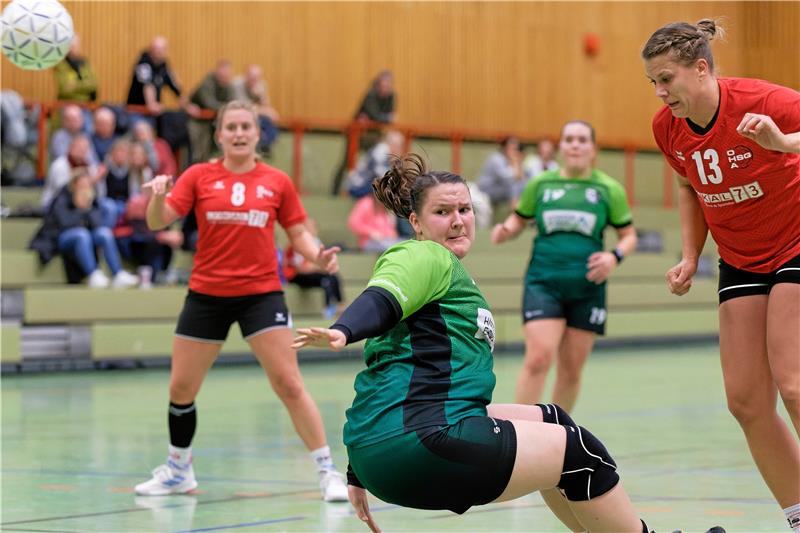 Damen-Teams hoffen auf eine Wende Langelsheims Kreisläuferin Mona Traeger mit einem Rückhandwurf auf das Tor der HSG Oha. Foto: Drechsler