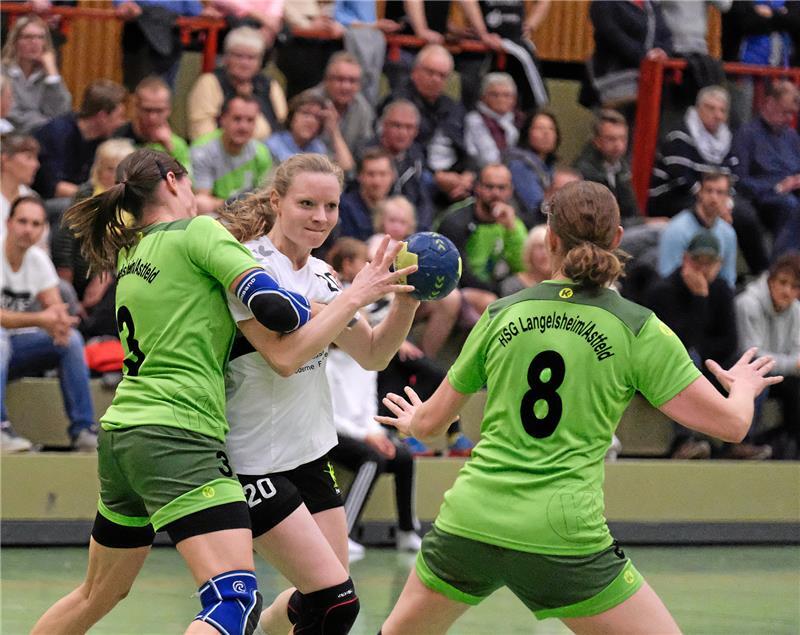 Langelsheims Sarah Schilff (li.) greift Lara-Mertins Oelker von der HSG Liebenburg-Salzgitter kräftig an. So soll es auch gegen den MTV Geismar sein. Foto: Drechsler