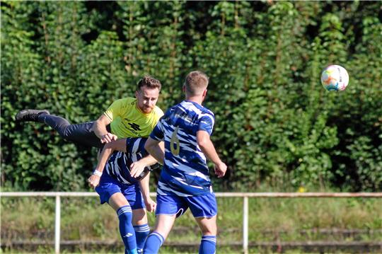 Langelsheims Tolga Uckan (li.) kommt herangeflogen und markiert per Kopf das zwischenzeitliche 2:0 für den VfR. Am Ende springt für den Gastgeber aber lediglich ein 2:2 gegen die TSG Wildemann heraus. Foto: Gietemann