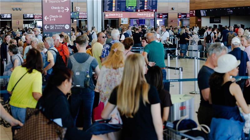 Cyberangriff: Weiter Wartezeiten am Berliner Flughafen Langes Warten nach einem Cyberangriff am Berliner Flughafen.