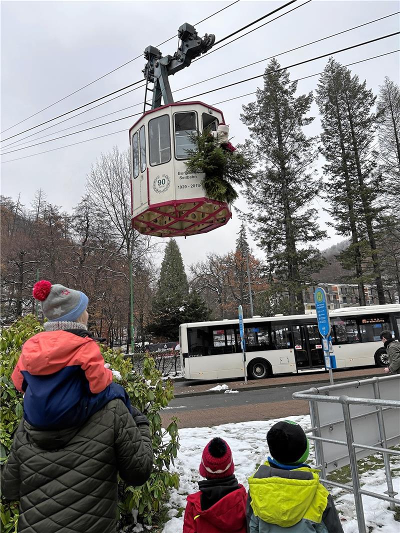 In Bad Harzburg kann der Nikolaus fliegen Langsam, ganz langsam schwebt die geschmückte Privatgondel des Nikolauses in die Talstation der Bergbahn, während unten die Kinder bereits gespannt auf ihn und seine Geschenke warten.