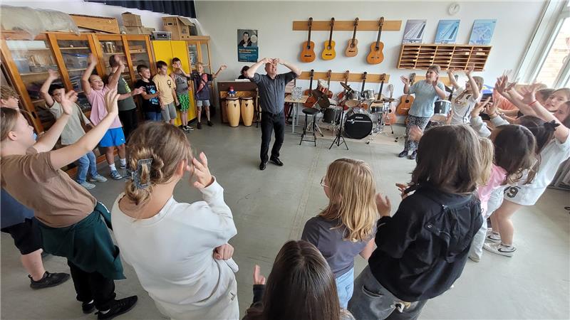 Harzburger Schule: Wenn aus Musik- plötzlich Sportunterricht wird Langweilig sieht anders aus: Steven Markusfeld animiert die Deilich-Schüler zum Mitmachen.