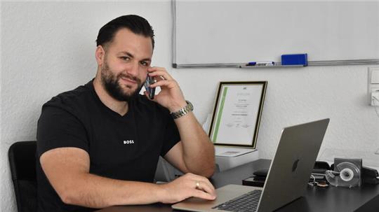 Laptop und Mobiltelefon sind für Liridon Beqiri unerlässliche Arbeitsgeräte. Aus seinem Homeoffice in Bad Harzburg hält er Kontakt zu den von ihm betreuten Spielern und seinem Netzwerk.