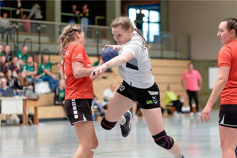LiSa-Damen demonstrieren Heimstärke Lara Mertins-Oelker (r.) beginnt als Kreisläuferin und setzt sich energisch gegen ihre Gegenspielerin durch. Mit vier Treffern bei fünf Versuchen hat sie zudem eine starke Siebenmeter-Quote für die HSG Liebenburg-Salzgitter. Foto: Drechsler