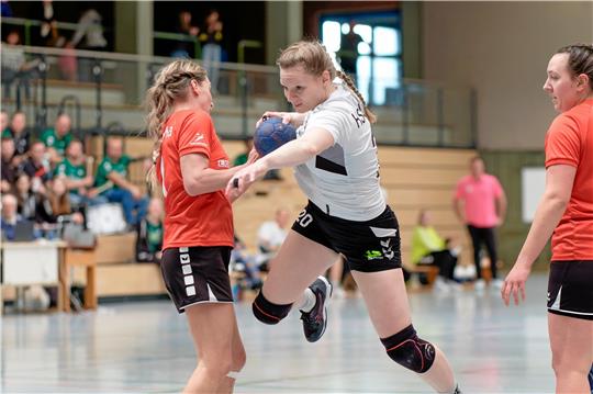 Lara Mertins-Oelker (r.) beginnt als Kreisläuferin und setzt sich energisch gegen ihre Gegenspielerin durch. Mit vier Treffern bei fünf Versuchen hat sie zudem eine starke Siebenmeter-Quote für die HSG Liebenburg-Salzgitter.  Foto: Drechsler