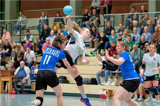 Lara Mertins-Oelker (re.) überspringt Eintracht-Verteidigerin Sophie Gittermann und kommt für die HSG Liebenburg-Salzgitter zum Torwurf. Foto: Drechsler