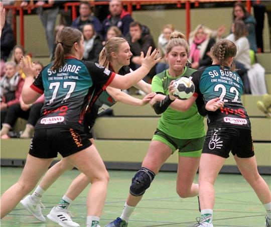 Lara Müller wird in dieser Szene zwar von gleich drei Spielerinnen der SG Börde angegriffen, kommt aber dennoch auf fünf Tore und ist damit zweitbeste Werferin der HSG Langelsheim/Astfeld. Dennoch heißt es am Ende 24:28. Foto: Gietemann
