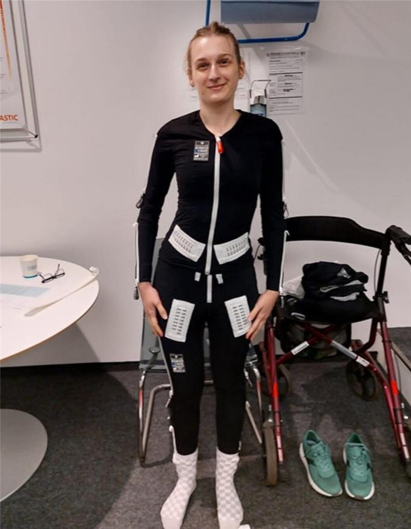 Schlaganfall mit 16 Jahren: Larissa braucht einen Spezial-Anzug Larissa Christoph bei ihrem Physio in Hildesheim: Der Hightech-Anzug steigert ihre Bewegungsfähigkeit in einem Maß, wie es kein anderes Hilfsmittel und keine andere Therapie vermag.