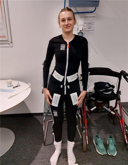 Larissa Christoph bei ihrem Physio in Hildesheim: Der Hightech-Anzug steigert ihre Bewegungsfähigkeit in einem Maß, wie es kein anderes Hilfsmittel und keine andere Therapie vermag.