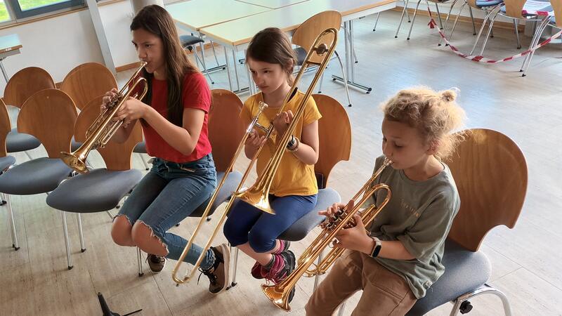 Oberharzer Schnupperkurs ist Sprungbrett für junge Talente Larissa, Johanna und Linus (v.l.) versuchen sich an den Blasinstrumenten, manchmal kommt sogar ein schöner Ton heraus.