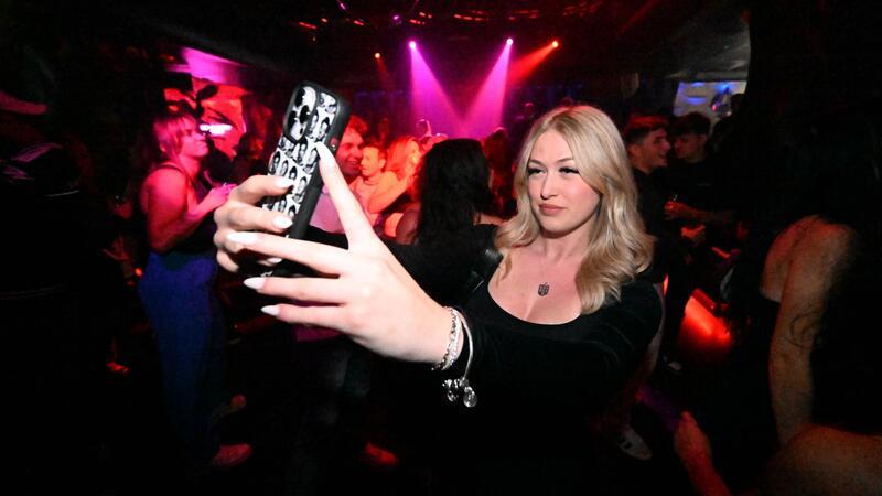 Social Media und Nachtleben - Feiern fürs perfekte Bild? Larissa fotografiert sich im „Insta-Club“ Bossy in München.