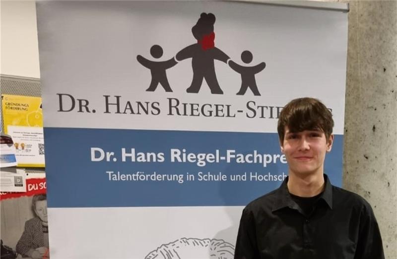 CvD-Schüler aus Goslar: 1. Preis für Arbeit über Ameisen Lars Albrech mit seinem Preis. Foto: Privat