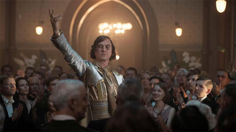 Was bisher geschah: Ein Crashkurs zu „Babylon Berlin“ Lars Eidinger in einer früheren Szene aus „Babylon Berlin“. (Archivbild)
