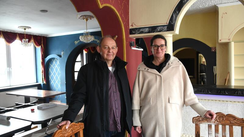 Lars Fischer und Anke Nickel kümmern sich um ein gutes Übergangsquartier für eine Wohnform der Wiedereingliederungshilfe: den ehemaligen „Maharaja Palast“.