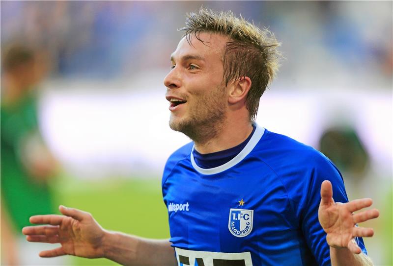 Lars Fuchs im Trikot des 1. FC Magdeburg. Dort gilt er als Publikumsliebling und beendet im März 2016 seine Profikarriere. Anschließend übernimmt er beim Team aus Sachsen-Anhalt einen Trainerjob in der Jugend-Abteilung.  Foto: Jens Wolf/dpa