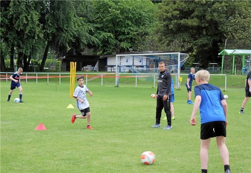 Lars Fuchs, inzwischen Nachwuchstrainer bei Hannover 96, verfolgt genau, wie sich der Vienenburger Nachwuchs im Training anstellt. Foto : Hohaus