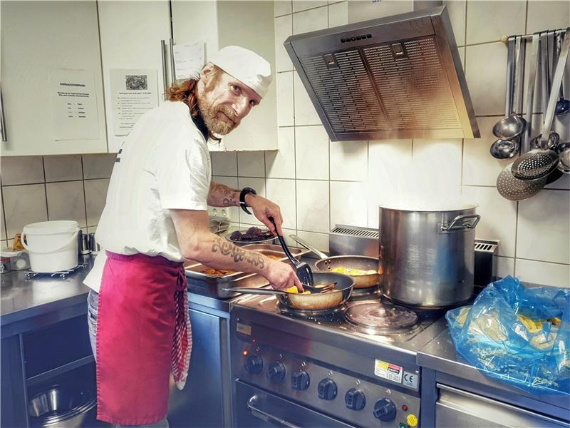 Goslarer zum neuen Bürgergeld: „Der reinste Hohn“ Lars Hahn arbeitet in der Küche des Tagestreffs Zille. Die Arbeit mit dem Team macht ihm Spaß. Foto: Fricke