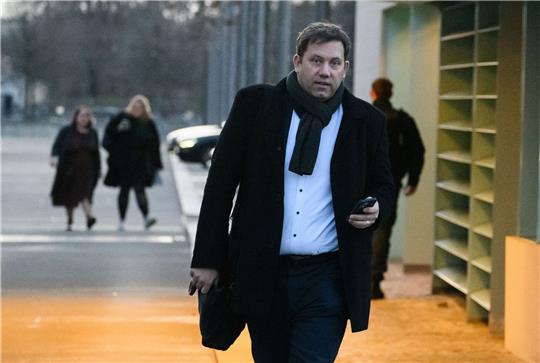 Lars Klingbeil, Parteivorsitzender der SPD, kommt nach dem Ende der Sitzung vom Koalitionsausschuss aus dem Bundeskanzleramt.
