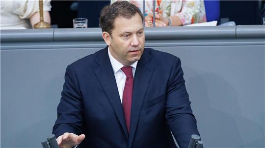 Lars Klingbeil (SPD), Bundesminister der Finanzen, plant bei der Stromsteuer keine Entlastung für Privathaushalte.