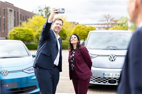 Lars Klingbeil, SPD-Bundesvorsitzender, und Daniela Cavallo, Gesamt- und Konzernbetriebsratsvorsitzende der Volkswagen AG, machen ein Selfie.