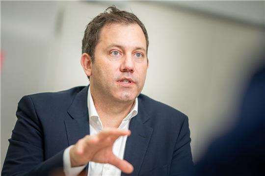 Lars Klingbeil ärgert sich über die Mindestlohnkommission von Arbeitgebern und Arbeitnehmern.