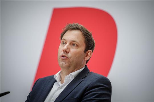 Lars Klingbeil auf einer Pressekonferenz nach der Bremer Bürgerschaftswahl im Willy-Brandt-Haus in Berlin.