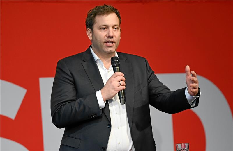 SPD-Chef Klingbeil kommt zum Frankenberger Winterabend Lars Klingbeil ist seit Dezember 2021 neben Saskia Esken Teil der SPD-Doppelspitze im Bund. Vorher war er Generalsekretär seiner Partei. Das Foto links zeigt ihn im April 2018 mit Dr. Alexander Saipa. Der heutige SPD-Landrat wurde seinerzeit als Landtagsabgeordneter zum Niedersachen-Generalsekretär gewählt. Fotos: Arne Dedert/dpa, Heine