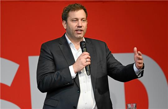 Lars Klingbeil ist seit Dezember 2021 neben Saskia Esken Teil der SPD-Doppelspitze im Bund. Vorher war er Generalsekretär seiner Partei. Das Foto links zeigt ihn im April 2018 mit Dr. Alexander Saipa. Der heutige SPD-Landrat wurde seinerzeit als Landtagsabgeordneter zum Niedersachen-Generalsekretär gewählt.  Fotos: Arne Dedert/dpa, Heine