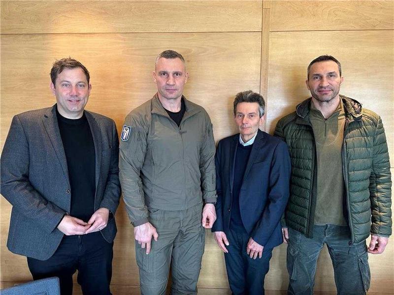 SPD-Spitze in Kiew: „Uneingeschränkte” Unterstützung Lars Klingbeil (l) und Rolf Mützenich (3.v.l) sind in Kiew mit Bürgermeister Vitali Klitschko (2.v.l.) und dessen Bruder Wladimir Klitschko zusammengetroffen