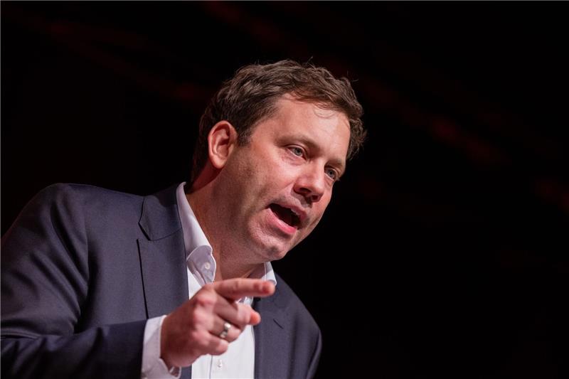 Lars Klingbeil spricht.
