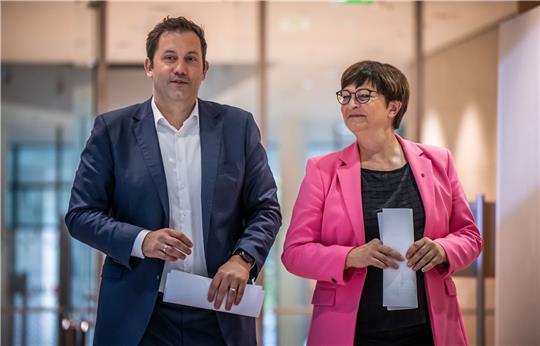 Lars Klingbeil und Saskia Esken kandidieren erneut als SPD-Doppelspitze.