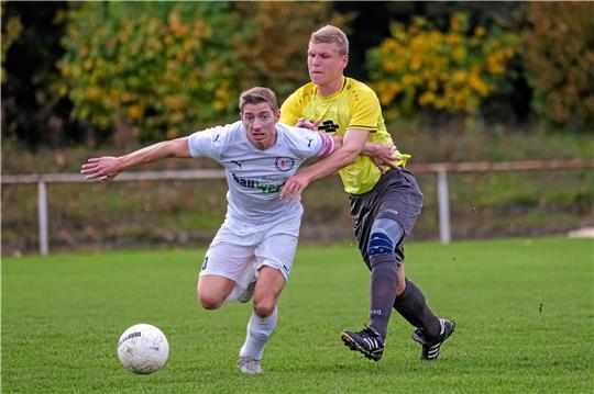 Lars Mertins von der SG Bredelem/Astfeld entwischt seinem Langelsheimer Gegenspieler Maarten Fiebig. Foto: Drechsler