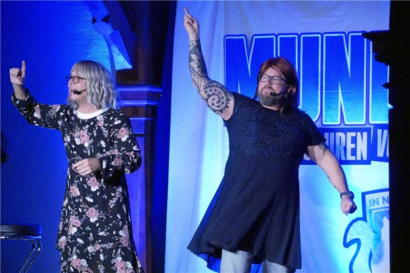 Mundstuhl in Bad Harzburg: Comedy ohne Tabus Lars Niedereichholz (r.) und Ande Werner in ihren Rollen als Hartz-4-Schlampen Peggy und Sandy. Fotos: Schlegel