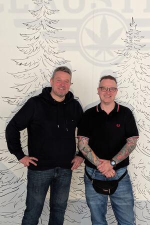 Lars Weitemeyer (l.) und Florian Altenhövel vor der nicht ganz fertig bemalten Wand im CSC.