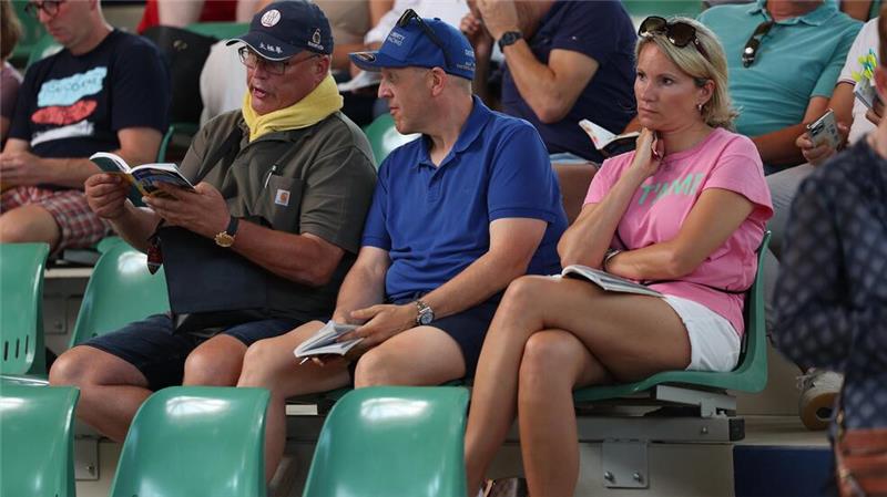 Lars-Wilhelm Baumgarten (Mitte) zusammen mit seiner Lebensgefährtin Nadine Siepmann und Wilhelm „Kojak“ Feldmann in der Iffezheimer Auktionshalle.