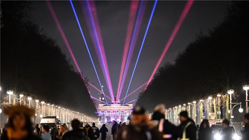 Laser sind am Himmel zu sehen.