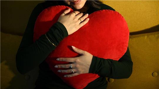 Lass dich drücken: Das rote Herz ist das Symbol der Liebe. (Archivbild)