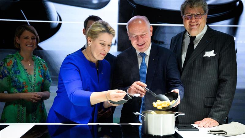 Vom Mähroboter bis zum Gaming-PC: Das sind die IFA-Trends Lassen nichts anbrennen: Berlins Wirtschaftssenatorin Franziska Giffey der Regierende Bürgermeister Kai Wegner.