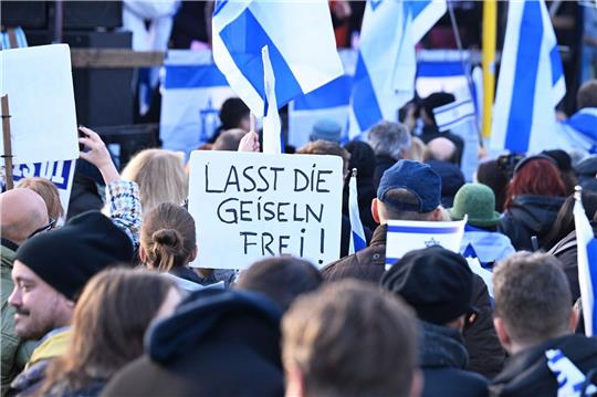 «Lasst die Geiseln frei»: Eine Demonstrantin mit einem Transparent auf der Kundgebung «Jüdisches Leben Berlin» für Israel und gegen Antisemitismus.