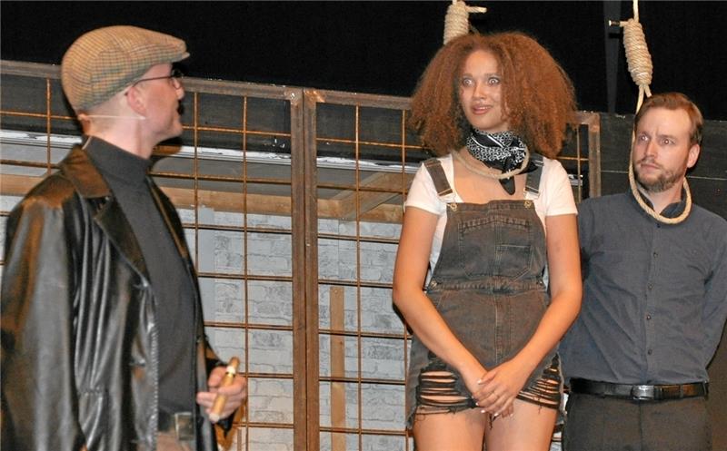 Goslarer CvD-Theater: Das Gesindel haut richtig einen raus Lasst sie hängen? Lieber doch nicht: Philipp Merschkötter bewahrt Michelle Löffelholz und André Fuchs in letzter Sekunde vor dem Galgen. Fotos: Heine