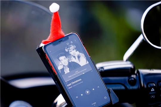 «Last Christmas» von Wham! schafft es erstmals zu Weihnachten an die Spitze der britischen Charts.
