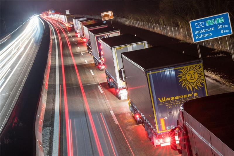 Lösung im Juli? Stand der Dinge im endlosen Brennerstreit Lastwagen auf der Autobahn A93 vor der bayerisch-österrreichischen Grenze in Fahrtrichtung Österreich.