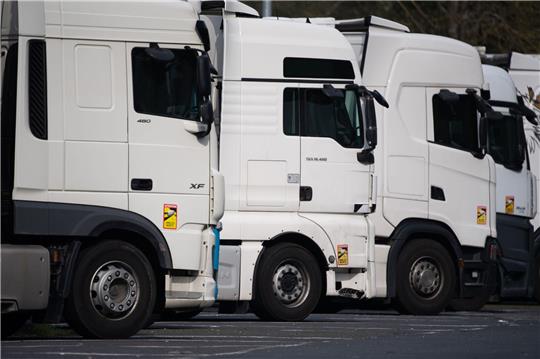 Lastwagen auf einer Rastanlage. Im vergangenen Jahr wurden in der EU 346.986 Lastwagen neu zugelassen.