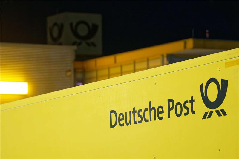 Post-Tarifgespräche: Verdi fordert „annehmbares Angebot” Lastwagen der Deutschen Post stehen vor dem Briefzentrum Köln-Ost.