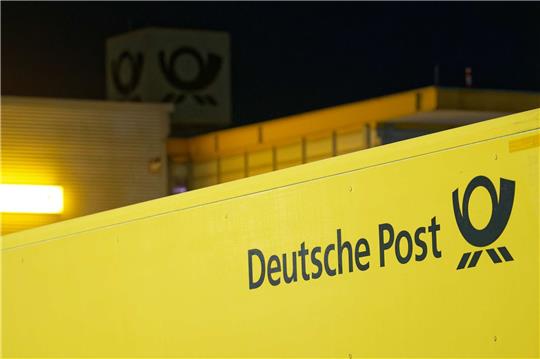 Lastwagen der Deutschen Post stehen vor dem Briefzentrum Köln-Ost.