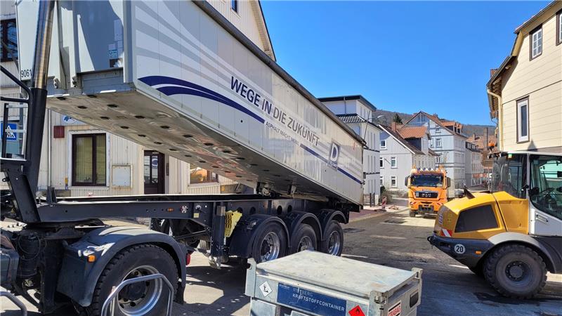Bad Harzburger Schmiedestraße: Jetzt kommt der neue Asphalt Lastwagen für Lastwagen wird das Material für die Tragschicht herangekarrt.