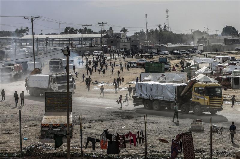 Tote nach Sturm auf Gaza-Hilfsgüter: UN fordern Untersuchung Lastwagen mit Hilfsgütern fahren in den Gazastreifen ein - die humanitäre Lage ist laut Hilfsorganisationen katastrophal. (Archivbild)