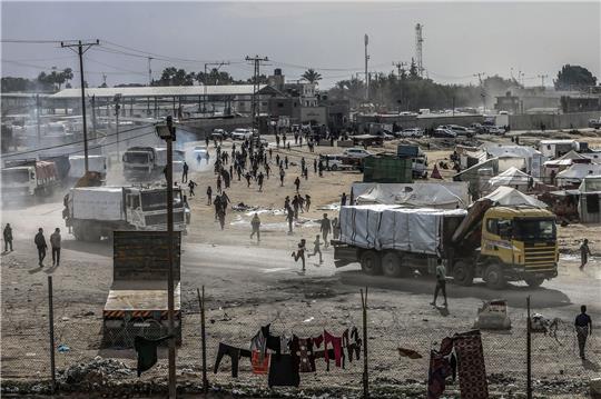 Lastwagen mit Hilfsgütern fahren in den Gazastreifen ein - die humanitäre Lage ist laut Hilfsorganisationen katastrophal. (Archivbild)
